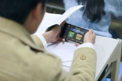 孩子上課玩手機(jī)怎么辦？怎么改正孩子上課玩手機(jī)的壞毛??？[圖]