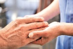 老年人手抖是怎么回事？老年人手抖是什么原因引起的？[圖]