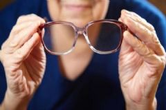 老花眼有哪些癥狀？老人如何預防老花眼？[圖]