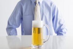 中午喝啤酒晚上可以開車嗎？飲酒后過(guò)多久可以開車？[圖]