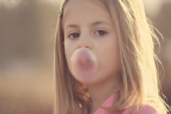 小孩可以吃泡泡糖嗎？小孩吃泡泡糖有哪些危害？[圖]
