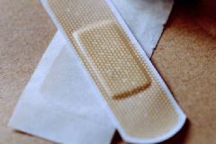 使用創(chuàng)可貼要注意什么？創(chuàng)口貼還能怎么用？[圖]