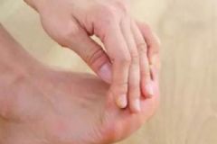 腳抽筋是缺鈣嗎？腳抽筋是缺什么導(dǎo)致的？[圖]