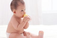 寶寶不愛喝水怎么解決？如何讓寶寶養(yǎng)成喝水的習慣？[圖]