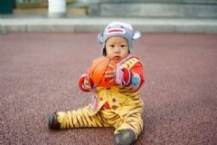 寶寶摔倒額頭腫了怎么辦？寶寶摔了一跤額頭上鼓起個(gè)包來？[圖]
