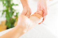 如何按摩緩解手腳冰涼？按摩哪些穴位緩解手腳冰涼？[圖]