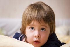 小兒抽動癥有哪些癥狀表現(xiàn)？導(dǎo)致小兒抽動癥的原因有哪些？[圖]