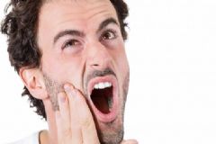 什么容易引發(fā)口腔潰瘍？導(dǎo)致口腔潰瘍的原因有哪些？[圖]
