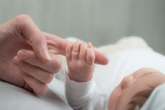 新生兒臍帶如何護(hù)理？怎么護(hù)理新生兒臍帶？[圖]