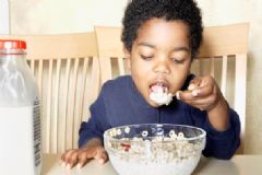 寶寶什么時(shí)候加輔食合適？過(guò)早給寶寶添加輔食有什么影響？[圖]