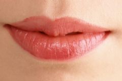 導(dǎo)致嘴唇干裂的原因有哪些？冬季如何預(yù)防嘴唇干裂？[圖]