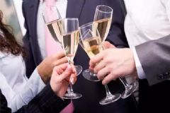 老人患有骨質疏松能喝酒嗎？骨質疏松過量飲酒會怎么樣？[圖]