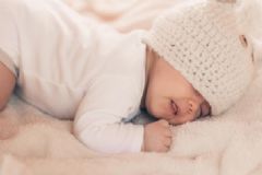 寶寶睡覺感覺受驚怎么辦？寶寶睡覺總一驚一乍的咋辦？[圖]
