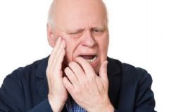 老年人口腔潰瘍怎么治？老人口腔潰瘍?nèi)绾沃委?？[圖]
