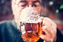 慢性酒精中毒怎么樣看出來？喝多了酒精中毒有什么癥狀？[圖]