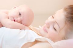 生完孩子掉頭發(fā)很厲害怎么辦？產(chǎn)后掉頭發(fā)很厲害怎么辦？[圖]