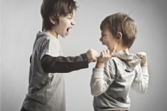 孩子愛打人怎么教育？孩子愛打人的原因[圖]