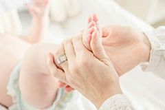 嬰兒綁腿可以讓腿變直嗎？嬰兒綁腿科學(xué)嗎？[圖]