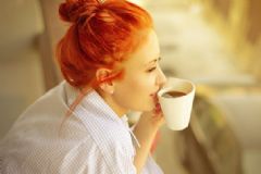 第一次來(lái)月經(jīng)是什么顏色？月經(jīng)初潮是什么顏色的？[圖]
