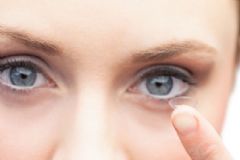 過期的隱形眼鏡還能戴嗎？戴過期的隱形眼鏡有什么危害？[圖]