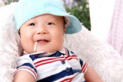 新生兒吐奶從鼻子出來怎么回事？新生兒吐奶從鼻孔出來會有事嗎？[圖]