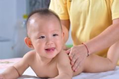 嬰兒撫觸一天做幾次？嬰兒撫觸什么時(shí)候做？[圖]
