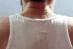 15歲男孩晚上睡覺出汗是怎么了？15歲男孩晚上睡覺出汗怎么辦？[多圖]
