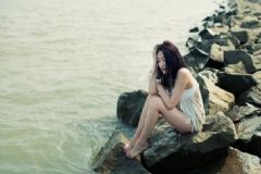 白帶是黃色的怎么回事？白帶黃色有異味是什么原因引起的？[多圖]
