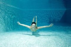 15歲女生經(jīng)期能游泳嗎？女性經(jīng)期游泳有哪些危害？[多圖]