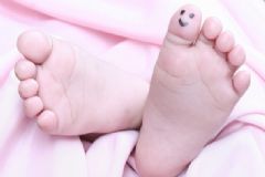 寶寶腳出汗是怎么回事？寶寶腳出汗的原因[圖]