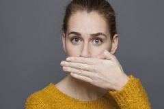 口臭是什么病引起？經(jīng)?？诔羰鞘裁床?？[圖]