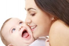 喂母乳的正確姿勢是怎樣的？喂母乳時(shí)需要注意什么？[圖]