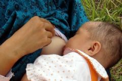 哺乳期感冒了會傳染給寶寶嗎？哺乳期感冒了還能喂孩子嗎？[圖]