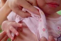 9歲女孩乳房有硬塊正常嗎？9歲女孩胸部有硬塊是怎么回事？[多圖]
