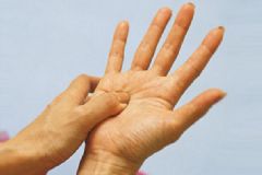 四肢發(fā)麻是什么原因？四肢麻木是怎么引起的？[圖]