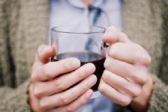 四肢冰冷身上發(fā)熱怎么回事？四肢冰冷身上發(fā)燒什么原因？[圖]