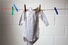 衣服長黑點怎么洗掉？衣服有霉點怎么洗掉？[多圖]