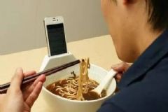 邊吃飯邊玩手機有什么危害？吃飯玩手機的危害有哪些？[圖]
