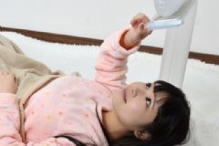 躺著看手機對眼睛的危害？睡著看手機對眼睛的傷害？[圖]
