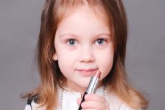 小孩能涂口紅嗎？小孩子涂口紅有什么影響？[多圖]