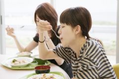 和乙肝病人吃飯會傳染嗎？乙肝吃飯能傳染嗎？[圖]