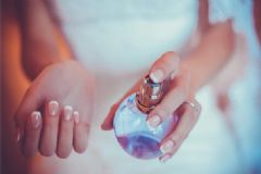 香水噴在哪里最好？香水噴在哪里最持久？[多圖]