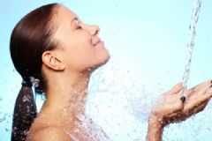 女生夏天可以洗冷水澡嗎？夏天洗冷水澡的壞處[多圖]