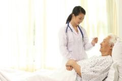 化療后白細(xì)胞低怎么辦？化療后吃什么增加白細(xì)胞？[圖]