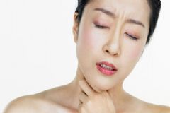 喉嚨痛是什么原因引起的？喉嚨痛是什么原因？[圖]