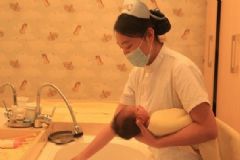 嬰兒洗澡水溫度多少合適？嬰兒洗澡水溫過高會怎樣？[多圖]