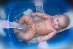 新生兒洗澡用浴網(wǎng)好還是浴板好？新生兒洗澡用什么盆好？[多圖]