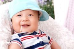 一個月寶寶吐奶嚴(yán)重怎么辦？寶寶一個月了老是吐奶怎么辦？[圖]