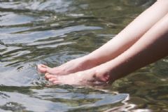 鹽開水泡腳有什么好處？用鹽開水泡腳的好處？[圖]