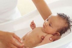 寶寶濕疹可以洗澡嗎？寶寶濕疹洗澡好嗎？[圖]